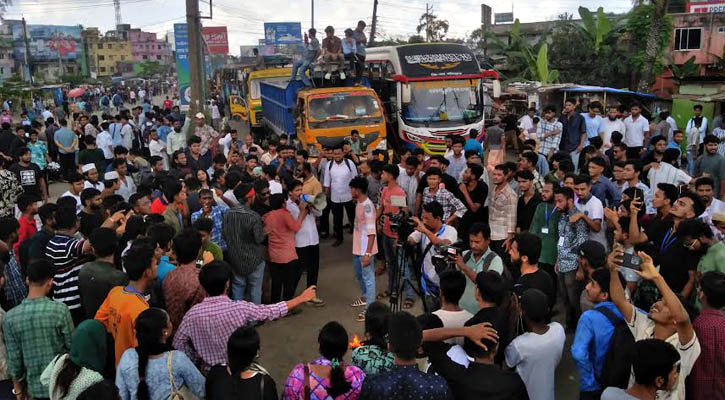 বরিশাল-ঢাকা মহাসড়ক অবরোধ করে শিক্ষার্থীদের বিক্ষোভ
